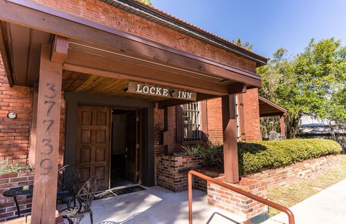 Dade City Casa | Dade City's Historic 1892 Locke Inn Estate