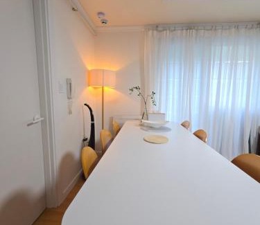 Daemyeong-dong Apartamento | Daegu, Apsan, Room 2, Spacious Living Room, Emotional Dining, Pretty Bathtub, Parking Guaranteed