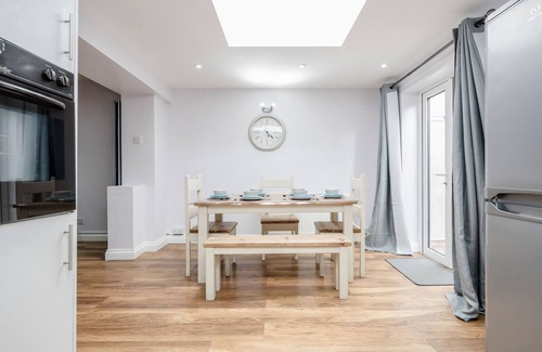 River Casa | Dagenham Dream House - 4 Bedrooms