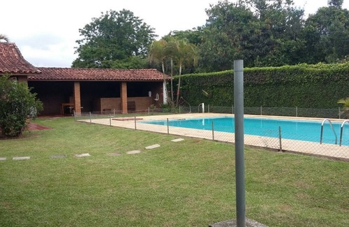Ibiuna Casa | HERMOSA CHÁCARA CON PISCINA A 350 METROS DE ASFALTO. DIARIO DESDE R $ 400.00