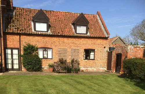 Thetford Cabaña | Dairy Cottage, Norfolk - 17th Century Self-Contained Cottage, Beautiful Garden