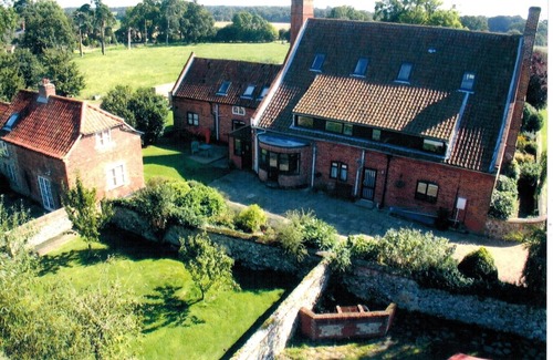 Thetford Cabaña | Dairy Cottage, Norfolk - 17th Century Self-Contained Cottage, Beautiful Garden
