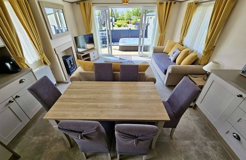 Ampney Crucis Casa | Daisy, A Hot Tub Home, Also Dog Friendly