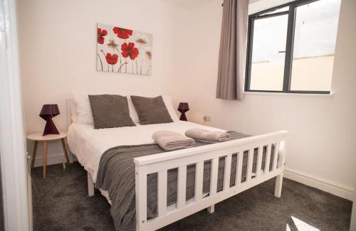 Kidlington Apartamento | Daisy Lodge - Spacious Two Bed Flat - Parking, Netflix, WIFI - Close to Blenheim Palace & Oxford - F1