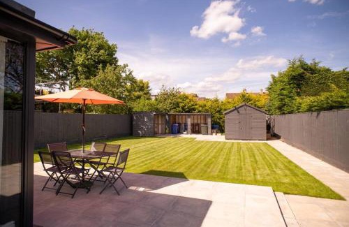 Kidlington Apartamento | Daisy Lodge - Spacious Two Bed Flat - Parking, Netflix, WIFI - Close to Blenheim Palace & Oxford - F1