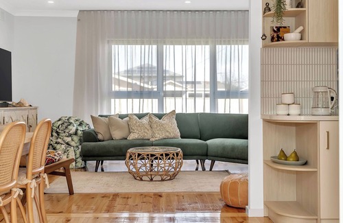 Port Noarlunga South Casa | Daisy's Beachside Cottage-Picnic Garden, Pool Table & Games in Port Noarlunga