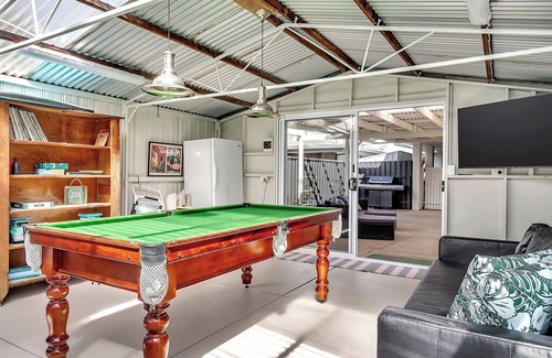 Port Noarlunga South Casa | Daisy's Beachside Cottage-Picnic Garden, Pool Table & Games in Port Noarlunga