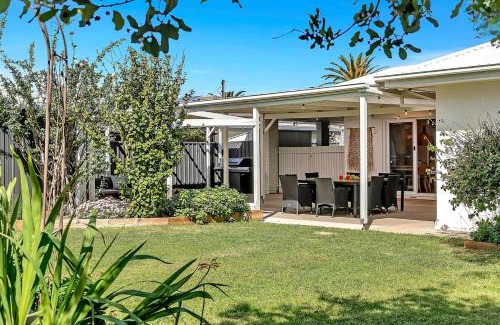 Port Noarlunga South Casa | Daisy's Beachside Cottage-Picnic Garden & Games