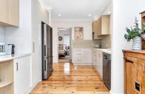 Port Noarlunga South Casa | Daisy's Beachside Cottage-Picnic Garden & Games