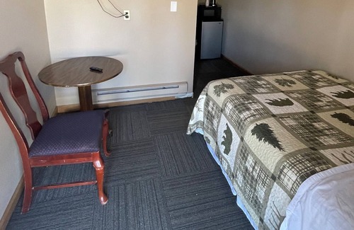 Faulkton Casa | Dakota Landing Cabins & Motel: Room #4-Cozy, newly remodeled motel room