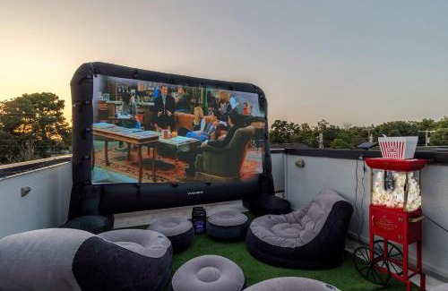 Dallas Casa | Dallas Luxe Townhome !Rooftop Movie Theater !9 Min to Downtown