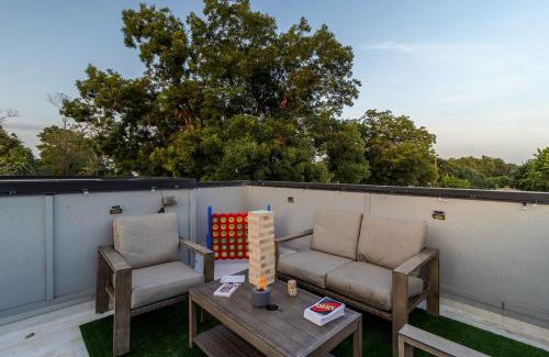Dallas Casa | Dallas Luxe Townhome !Rooftop Movie Theater !9 Min to Downtown