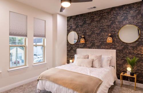 Dallas Casa | Dallas Luxe Townhome !Rooftop Movie Theater !9 Min to Downtown