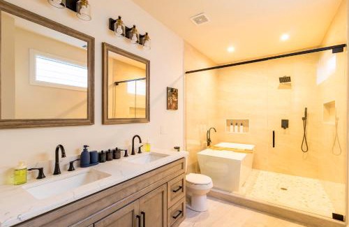 Dallas Casa | Dallas Luxe Townhome !Rooftop Movie Theater !9 Min to Downtown