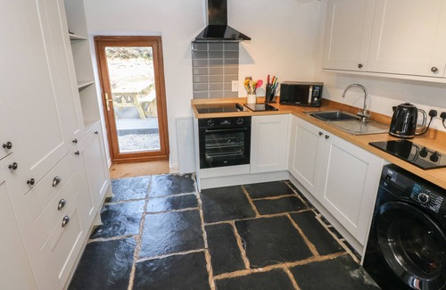 Llansaint Casa | DALTON COTTAGE, pet friendly, character holiday cottage in Llansaint