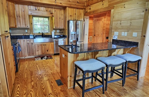 Creston Cabina | Daltons Creek Cabin-Open for Bookings! AC, FP, Hot Tub