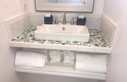 Hot Springs Hotel | Dame Fortune's Cottage Court