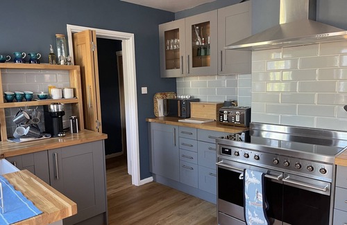 New Forest District Casa | DaneSide New Forest 3 bed house. Hot tub, on stream by sea & shops. Dog friendly