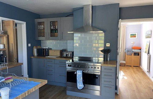 New Forest District Casa | DaneSide New Forest 3 bed house. Hot tub, on stream by sea & shops. Dog friendly