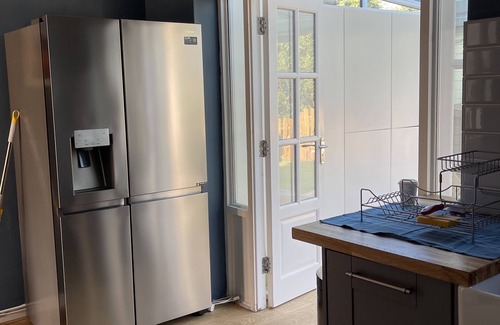 New Forest District Casa | DaneSide New Forest 3 bed house. Hot tub, on stream by sea & shops. Dog friendly