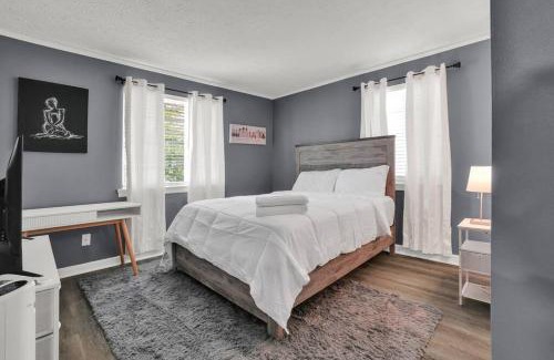 Montgomery Casa | Daniel's Midtown Retreat - Pet Friendly - 5 beds - Centrally Located