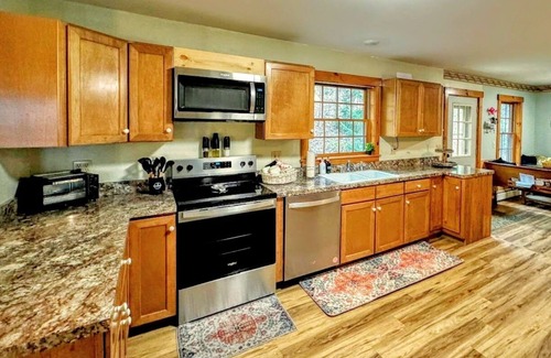 Marshfield Chalet De Esquí | Danielsons Chalet family friendly peaceful 3200sq.ft home at Groton state forest