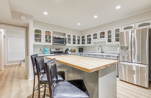 Daphne Casa | Daphne Home w/ Deck: Close to Beaches & Parks!