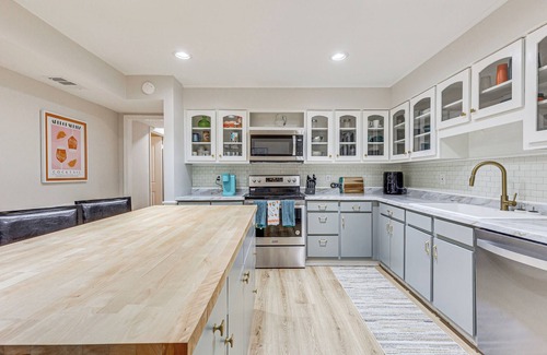 Daphne Casa | Daphne Home w/ Deck: Close to Beaches & Parks!