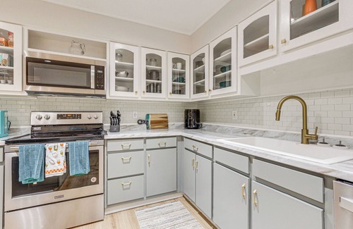 Daphne Casa | Daphne Home w/ Deck: Close to Beaches & Parks!