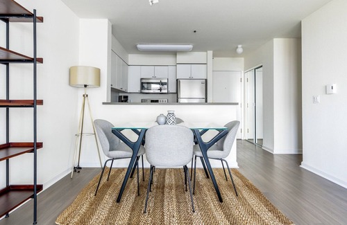 South Beach Apartamento | Dapper Waterfront South Beach 2BR w/ Pool, Tennis, Spa, by Blueground