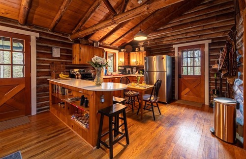 Ulysses Cabina | Dark Sky Escape | Fire Pit + Forest Porch Vibes
