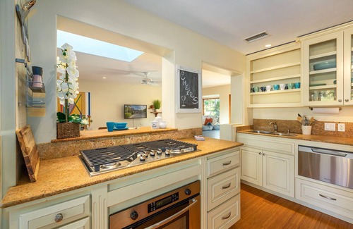 West Mesa Casa | Darling, Beach-Close, 6 Blocks to Bch Stairs, Walk to Dine, Shop, Park, Grocery