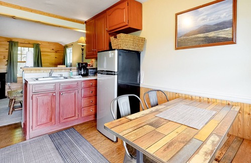 Thornton Cabina | Darling cottage near the river with WiFi, pool, firepit & tennis