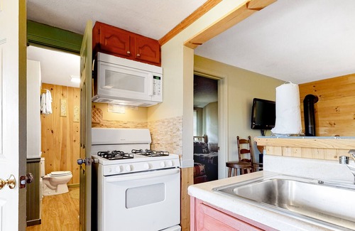 Thornton Cabina | Darling cottage near the river with WiFi, pool, firepit & tennis