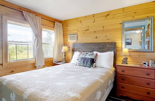 Thornton Cabina | Darling cottage near the river with WiFi, pool, firepit & tennis