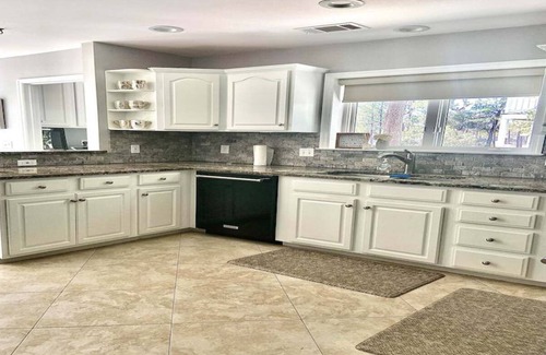 Bluffton Cabaña | Darling Cottage on PRIVATE LAKE & acreage