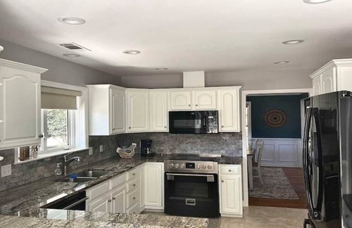 Bluffton Cabaña | Darling Cottage on PRIVATE LAKE & acreage