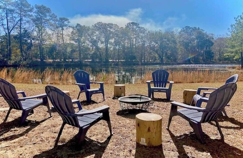 Bluffton Cabaña | Darling Cottage on PRIVATE LAKE & acreage