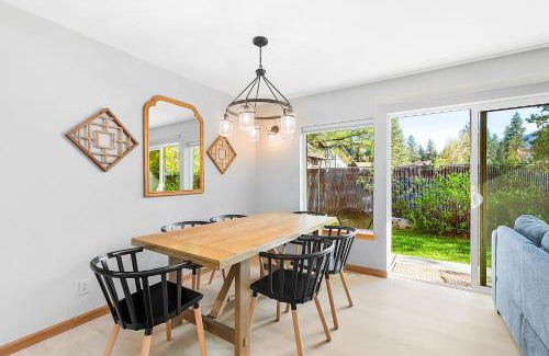 Downtown Leavenworth Apartamento | Dasha's alpine retreat at Icicle Village with pool and hot tub