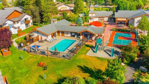 Downtown Leavenworth Apartamento | Dasha's alpine retreat at Icicle Village with pool and hot tub