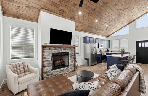 Rogers Cabina | Date Night Cabin - Romantic, Sauna, Views, Hot Tub