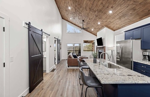 Rogers Cabina | Date Night Cabin - Romantic, Sauna, Views, Hot Tub