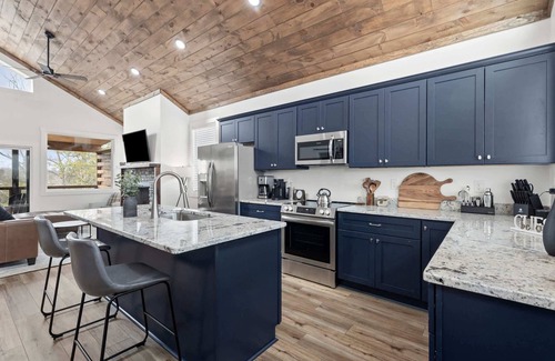 Rogers Cabina | Date Night Cabin - Romantic, Sauna, Views, Hot Tub