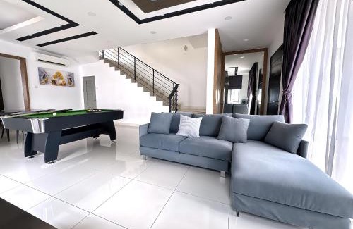 Tebrau Apartamento | Dato Onn Landed Home 4BR 7pax w Pooltable by Our Stay