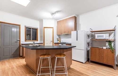 Berwick Apartamento | Dave and Jayne's Retreat - luxury king bed self-contained apartment.