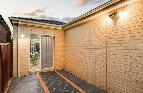 Berwick Apartamento | Dave and Jayne's Retreat - luxury king bed self-contained apartment.
