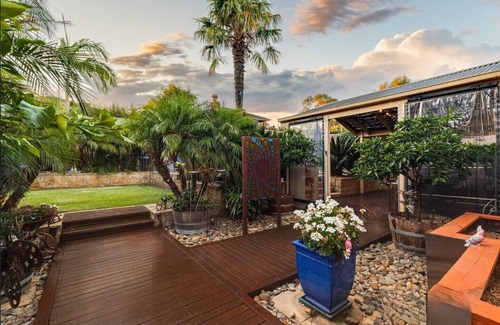 Berwick Apartamento | Dave and Jayne's Retreat - luxury king bed self-contained apartment.