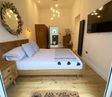 Builth Wells Casa | Dave & Kelz Deluxe king size studio room