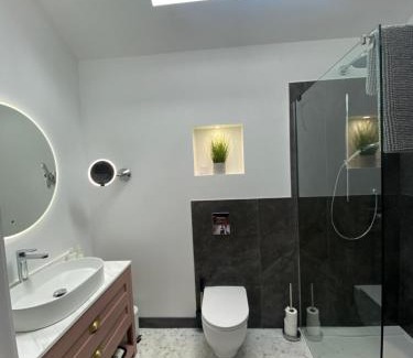 Builth Wells Casa | Dave & Kelz Deluxe king size studio room
