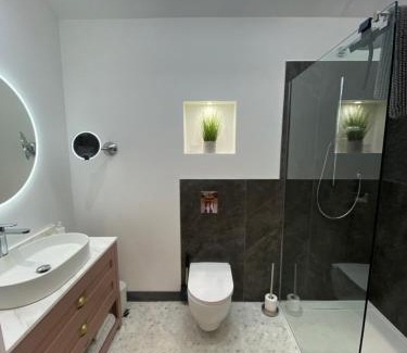 Builth Wells Casa | Dave & Kelz Deluxe king size studio room